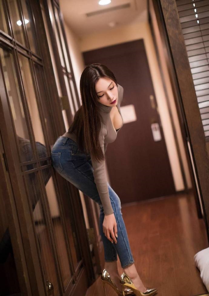 你知道吗？当女生给喜欢的人打电话的时候，会在床上滚来滚去哈哈哈