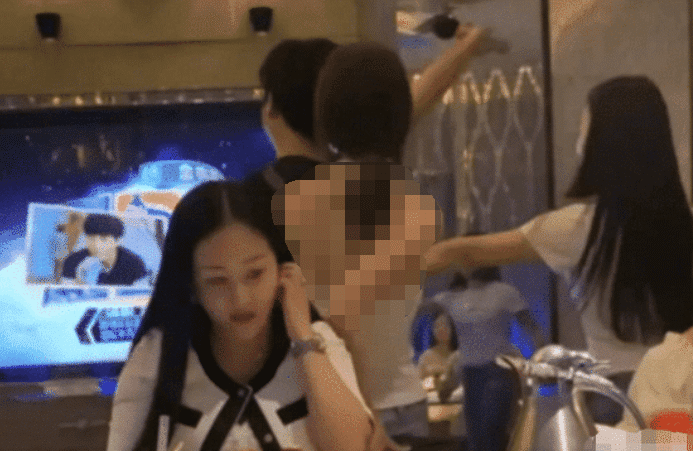 “公司团建,男同事各选择一名女同事回家!”评论是魔鬼吗?哈哈哈哈~ “公司团建,男同事各选择一名女同事回家!”评论是魔鬼吗?哈哈哈哈~