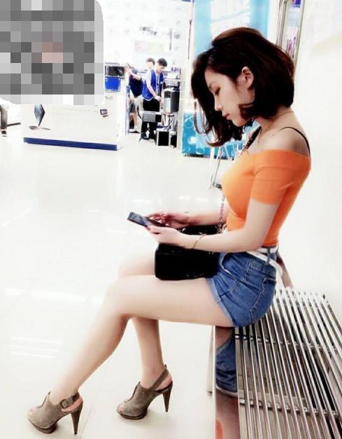 商场美丽侧颜妹子令人惊艳