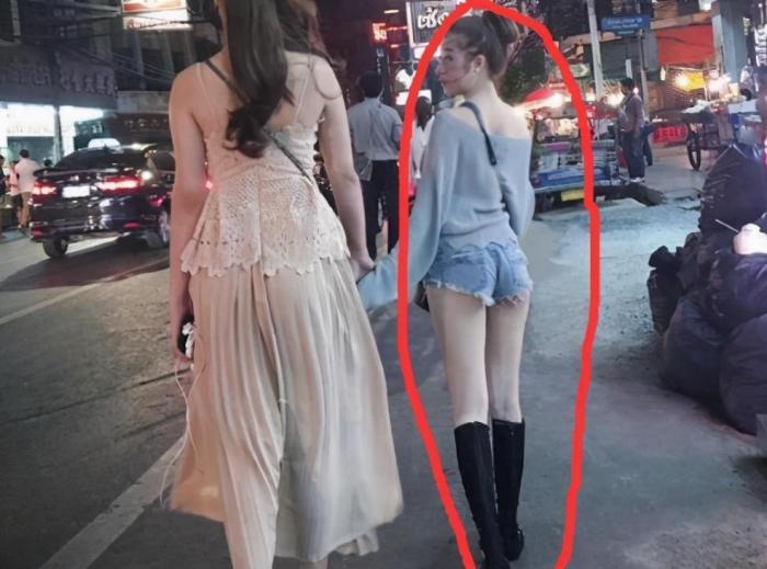 “第一眼以为是小萝莉,镜子却暴露了你的缺点!”反差着实有点大!哈哈哈哈 “第一眼以为是小萝莉,镜子却暴露了你的缺点!”反差着实有点大!哈哈哈哈