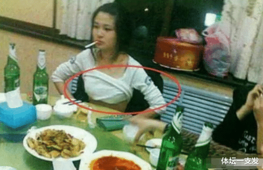 “外面这么大的风,美女出门还非要穿裙子,现在知道后悔了吧!”哇哈哈哈~ “外面这么大的风,美女出门还非要穿裙子,现在知道后悔了吧!”哇哈哈哈~