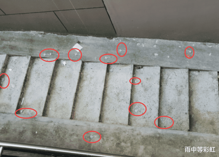 “楼上的情侣玩的很嗨啊,东西都丢了一地了!” “楼上的情侣玩的很嗨啊,东西都丢了一地了!”