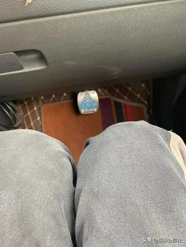 第一次坐车,发现副驾驶上有个东西,这是什么?踩下去应该没事吧 第一次坐车,发现副驾驶上有个东西,这是什么?踩下去应该没事吧