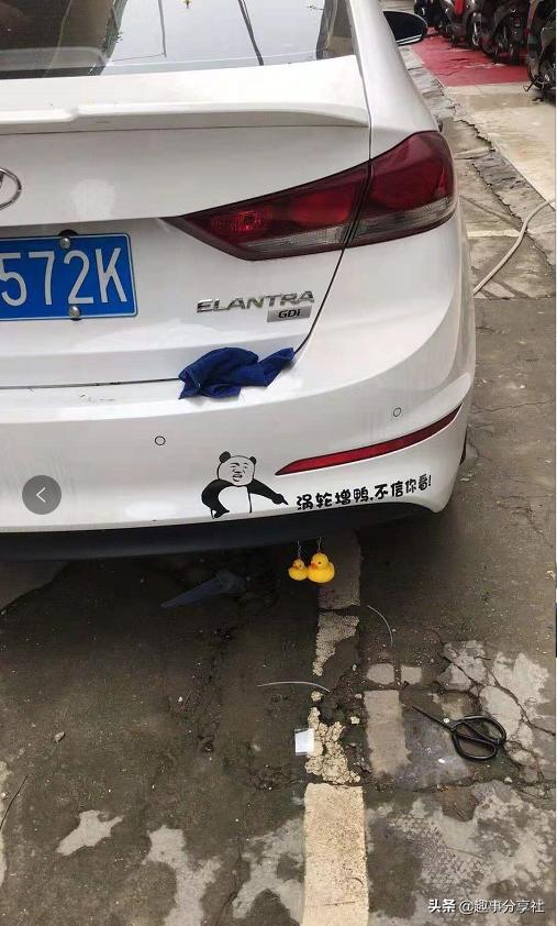第一次坐车,发现副驾驶上有个东西,这是什么?踩下去应该没事吧 第一次坐车,发现副驾驶上有个东西,这是什么?踩下去应该没事吧
