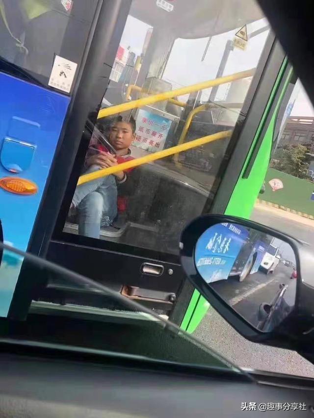 第一次坐车,发现副驾驶上有个东西,这是什么?踩下去应该没事吧 第一次坐车,发现副驾驶上有个东西,这是什么?踩下去应该没事吧