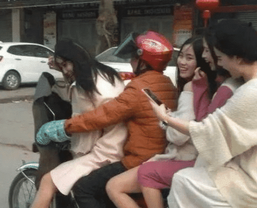 “女友胸小,如何安慰她?哈哈哈哈哈,A、B、C、D、E的神评无敌了!” “女友胸小,如何安慰她?哈哈哈哈哈,A、B、C、D、E的神评无敌了!”