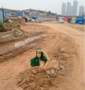 哎呀，晚上开车到这里一定能吓死几个司机！