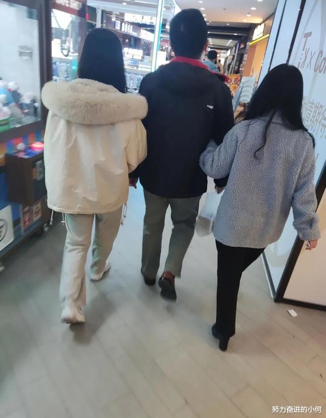 “老公出差在外发来一张住宿照片,好像有点不对劲...” “老公出差在外发来一张住宿照片,好像有点不对劲...”