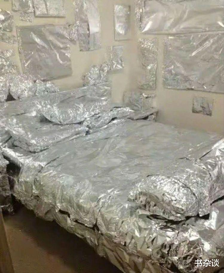 第一次去男友卧室,感觉有一股异味他说是香水,结婚才知道… 第一次去男友卧室,感觉有一股异味他说是香水,结婚才知道…
