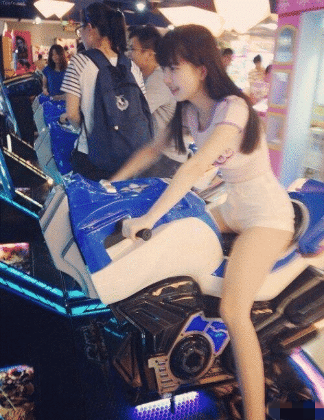 妹子你是真勇,穿成这样来逛超市,大哥都忍不住看你一眼了! 妹子你是真勇,穿成这样来逛超市,大哥都忍不住看你一眼了!