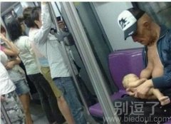在车上喂奶的人。