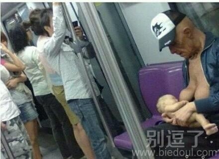 在车上喂奶的人。
