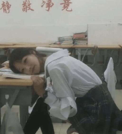 老婆出差在宾馆给我发照片,桌子上那是胶水吗? 老婆出差在宾馆给我发照片,桌子上那是胶水吗?