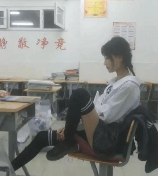 老婆出差在宾馆给我发照片,桌子上那是胶水吗? 老婆出差在宾馆给我发照片,桌子上那是胶水吗?