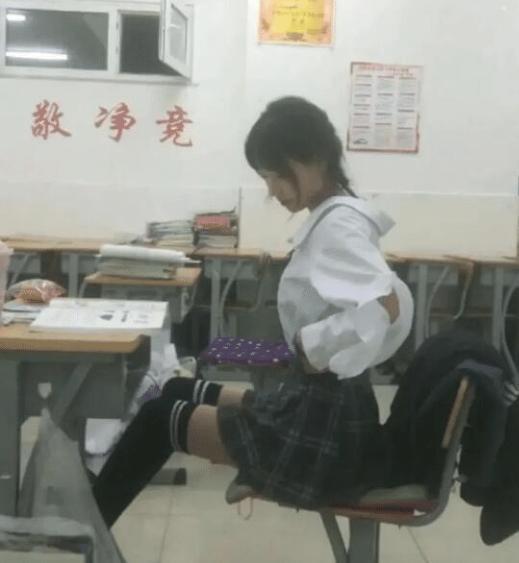 老婆出差在宾馆给我发照片,桌子上那是胶水吗? 老婆出差在宾馆给我发照片,桌子上那是胶水吗?