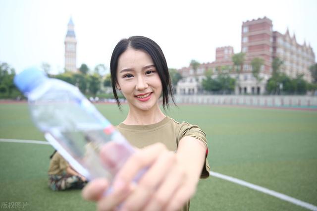 笑话段子:小姨子带男友回家住,父母装睡,结果5分钟后 笑话段子:小姨子带男友回家住,父母装睡,结果5分钟后