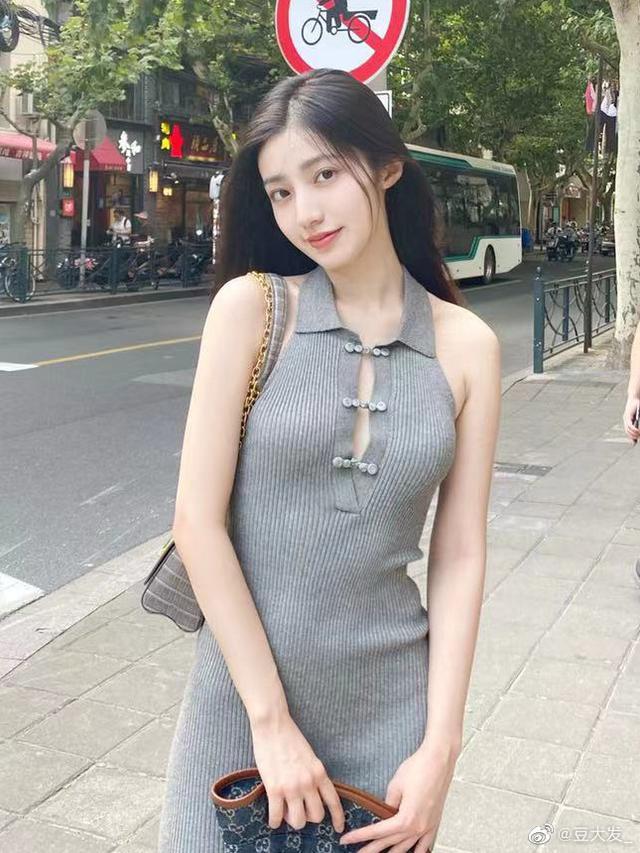 “老婆坐老板的车出差,这墨镜反光感觉有点不太对劲...” “老婆坐老板的车出差,这墨镜反光感觉有点不太对劲...”