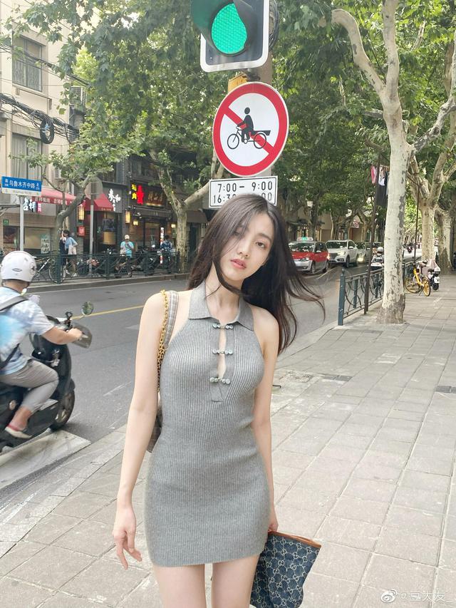 “老婆坐老板的车出差,这墨镜反光感觉有点不太对劲...” “老婆坐老板的车出差,这墨镜反光感觉有点不太对劲...”
