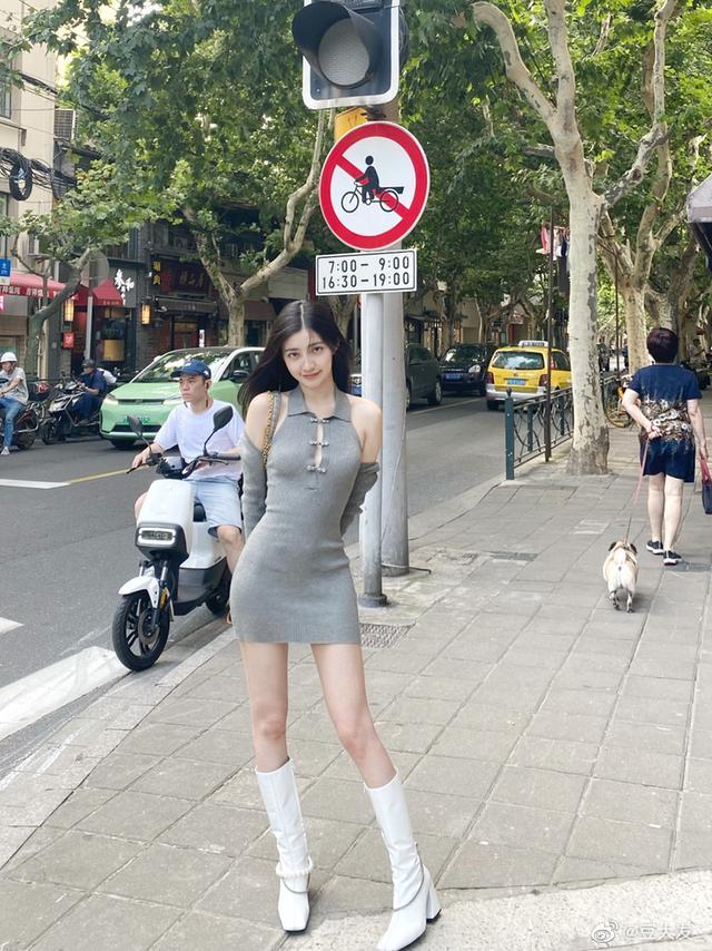 “老婆坐老板的车出差,这墨镜反光感觉有点不太对劲...” “老婆坐老板的车出差,这墨镜反光感觉有点不太对劲...”