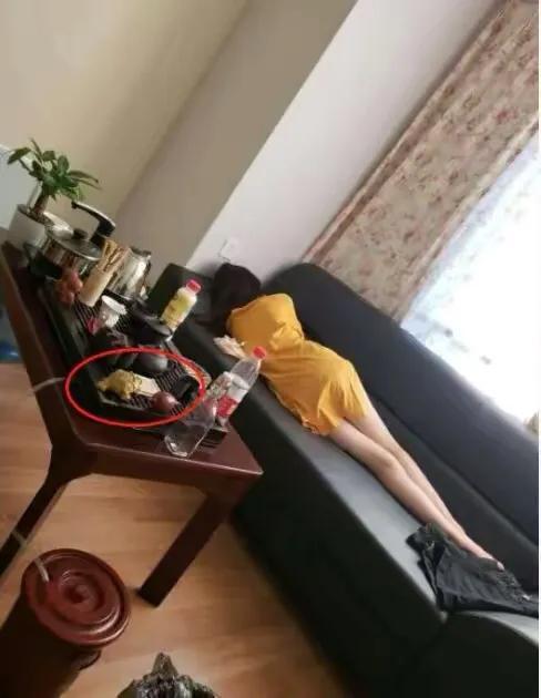 生物老师是个女的,讲到生理部分时,她让一男生回答 生物老师是个女的,讲到生理部分时,她让一男生回答