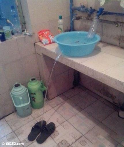 寝室的哥们都在这里洗脚 寝室的哥们都在这里洗脚