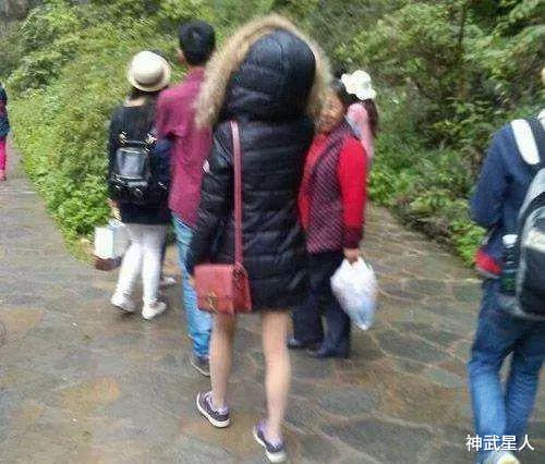 “趁媳妇不在的时候调戏调戏她闺蜜,竟还得手了,真是太刺激!”哈哈哈哈 “趁媳妇不在的时候调戏调戏她闺蜜,竟还得手了,真是太刺激!”哈哈哈哈
