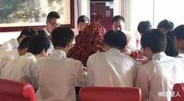 “趁媳妇不在的时候调戏调戏她闺蜜,竟还得手了,真是太刺激!”哈哈哈哈 “趁媳妇不在的时候调戏调戏她闺蜜,竟还得手了,真是太刺激!”哈哈哈哈