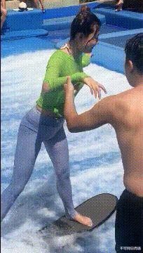 “美女穿紧身裙的样子太霸道,都原形毕露了”好尴尬!哈哈哈哈 “美女穿紧身裙的样子太霸道,都原形毕露了”好尴尬!哈哈哈哈