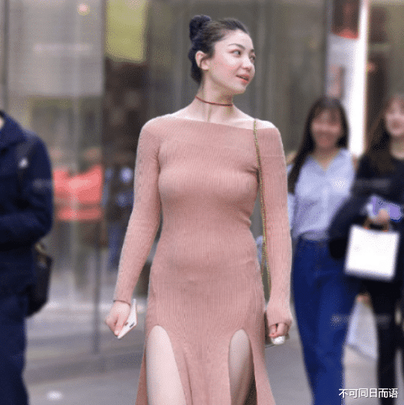“美女穿紧身裙的样子太霸道,都原形毕露了”好尴尬!哈哈哈哈 “美女穿紧身裙的样子太霸道,都原形毕露了”好尴尬!哈哈哈哈