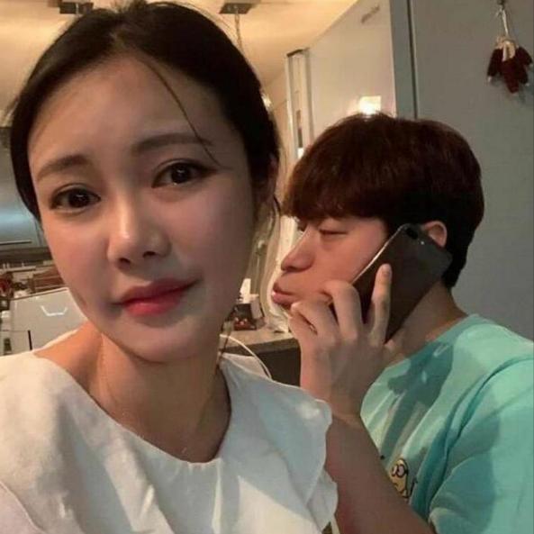 妹子穿这么薄的裙子坐公交车,身后的男生都脸红了,手里的书都看不下去了。 妹子穿这么薄的裙子坐公交车,身后的男生都脸红了,手里的书都看不下去了。