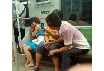 妹子穿这么薄的裙子坐公交车,身后的男生都脸红了,手里的书都看不下去了。 妹子穿这么薄的裙子坐公交车,身后的男生都脸红了,手里的书都看不下去了。