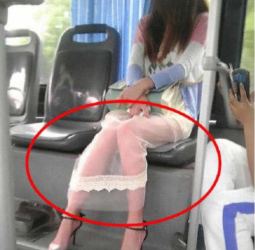 妹子穿这么薄的裙子坐公交车,身后的男生都脸红了,手里的书都看不下去了。 妹子穿这么薄的裙子坐公交车,身后的男生都脸红了,手里的书都看不下去了。