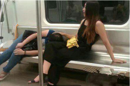 妹子穿这么薄的裙子坐公交车,身后的男生都脸红了,手里的书都看不下去了。 妹子穿这么薄的裙子坐公交车,身后的男生都脸红了,手里的书都看不下去了。