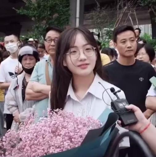 妹子穿这么薄的裙子坐公交车,身后的男生都脸红了,手里的书都看不下去了。 妹子穿这么薄的裙子坐公交车,身后的男生都脸红了,手里的书都看不下去了。