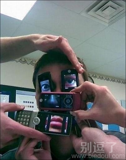 拼图出来一张脸。 拼图出来一张脸。