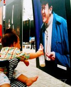 给你喝奶，快接住。