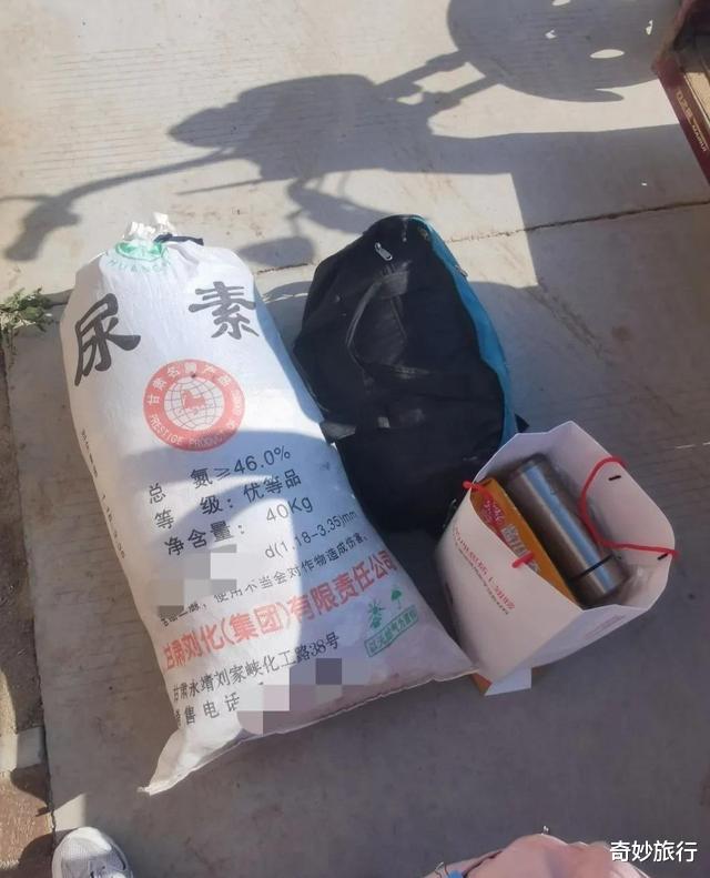 姑娘,你穿这颜色的裤子出门真任性啊,边上的大哥都不好意思看你了! 姑娘,你穿这颜色的裤子出门真任性啊,边上的大哥都不好意思看你了!