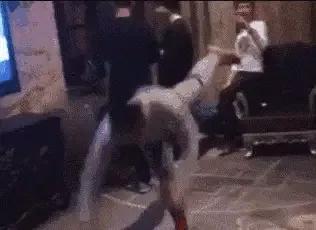 搞笑gif:姑娘,就算你给小鸟做人工呼吸,它也起不来了 搞笑gif:姑娘,就算你给小鸟做人工呼吸,它也起不来了