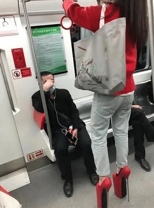 “玉米地无意间发现的,我该怎么办?现在走还来的急吗!”哈哈哈 “玉米地无意间发现的,我该怎么办?现在走还来的急吗!”哈哈哈