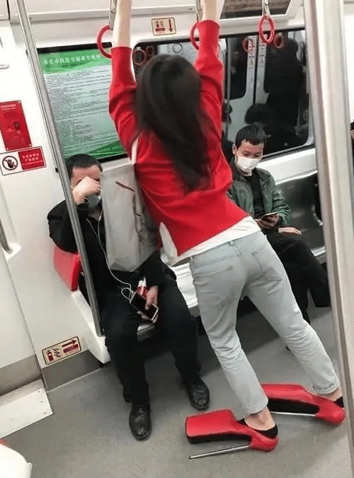 “玉米地无意间发现的,我该怎么办?现在走还来的急吗!”哈哈哈 “玉米地无意间发现的,我该怎么办?现在走还来的急吗!”哈哈哈
