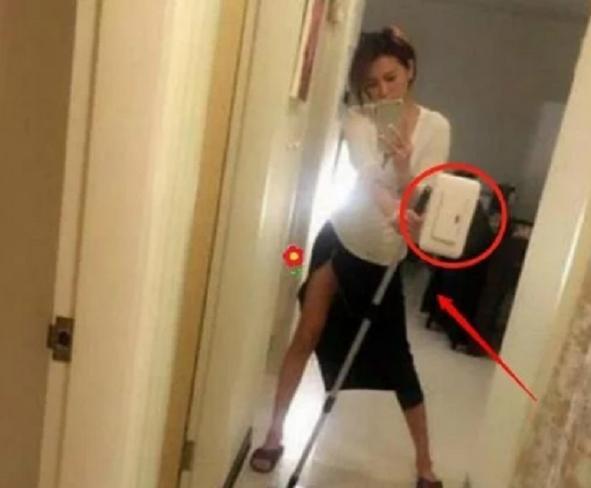 “妹子把这玩意P掉吧,这样很影响美观,让人尴尬啊!”哈哈哈 “妹子把这玩意P掉吧,这样很影响美观,让人尴尬啊!”哈哈哈
