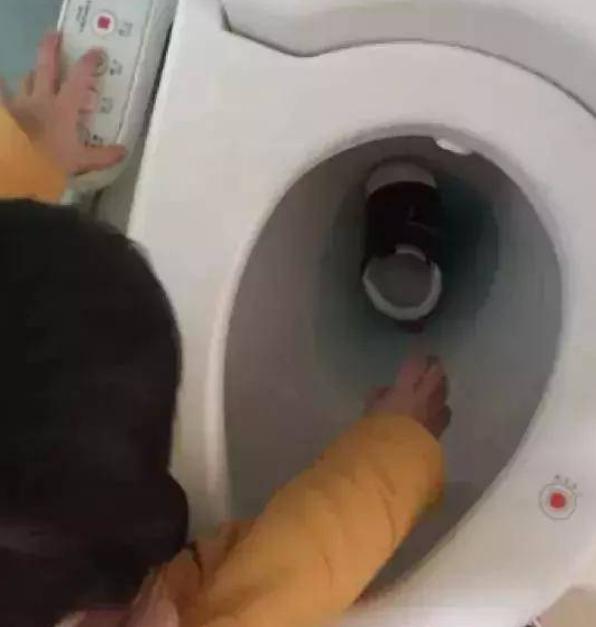 “妹子把这玩意P掉吧,这样很影响美观,让人尴尬啊!”哈哈哈 “妹子把这玩意P掉吧,这样很影响美观,让人尴尬啊!”哈哈哈