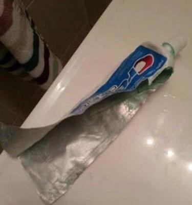 每次的牙膏都用成这个样子 每次的牙膏都用成这个样子