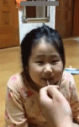 小女孩一脸的懵逼