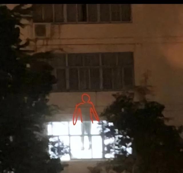 “平胸的女生也太惨了吧！”网友：真让人心疼…