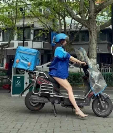 妹子，以后拍照注意下身后，不然总会被一些人抢镜了...哈哈哈哈