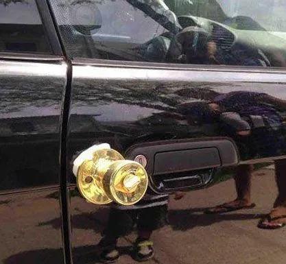 妹子，以后拍照注意下身后，不然总会被一些人抢镜了...哈哈哈哈