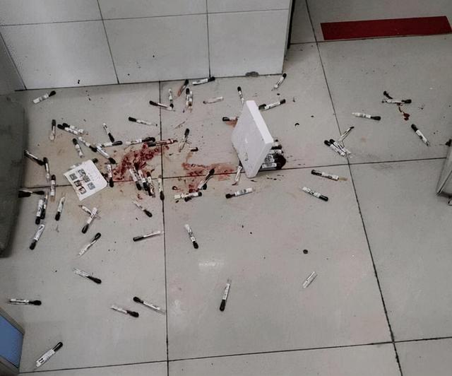 “医生上厕所去了,我打翻了这个!”现在跑还来得及吗?哈哈哈 “医生上厕所去了,我打翻了这个!”现在跑还来得及吗?哈哈哈