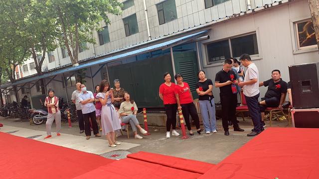 神回复:你俩绝配,正好一个圆的,一个方的,孩子就叫元芳吧 神回复:你俩绝配,正好一个圆的,一个方的,孩子就叫元芳吧