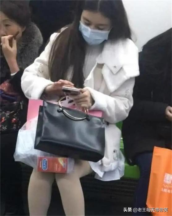 姑娘,下次买东西用黑色袋子装,你拿着的东西,让人看见真尴尬 姑娘,下次买东西用黑色袋子装,你拿着的东西,让人看见真尴尬
